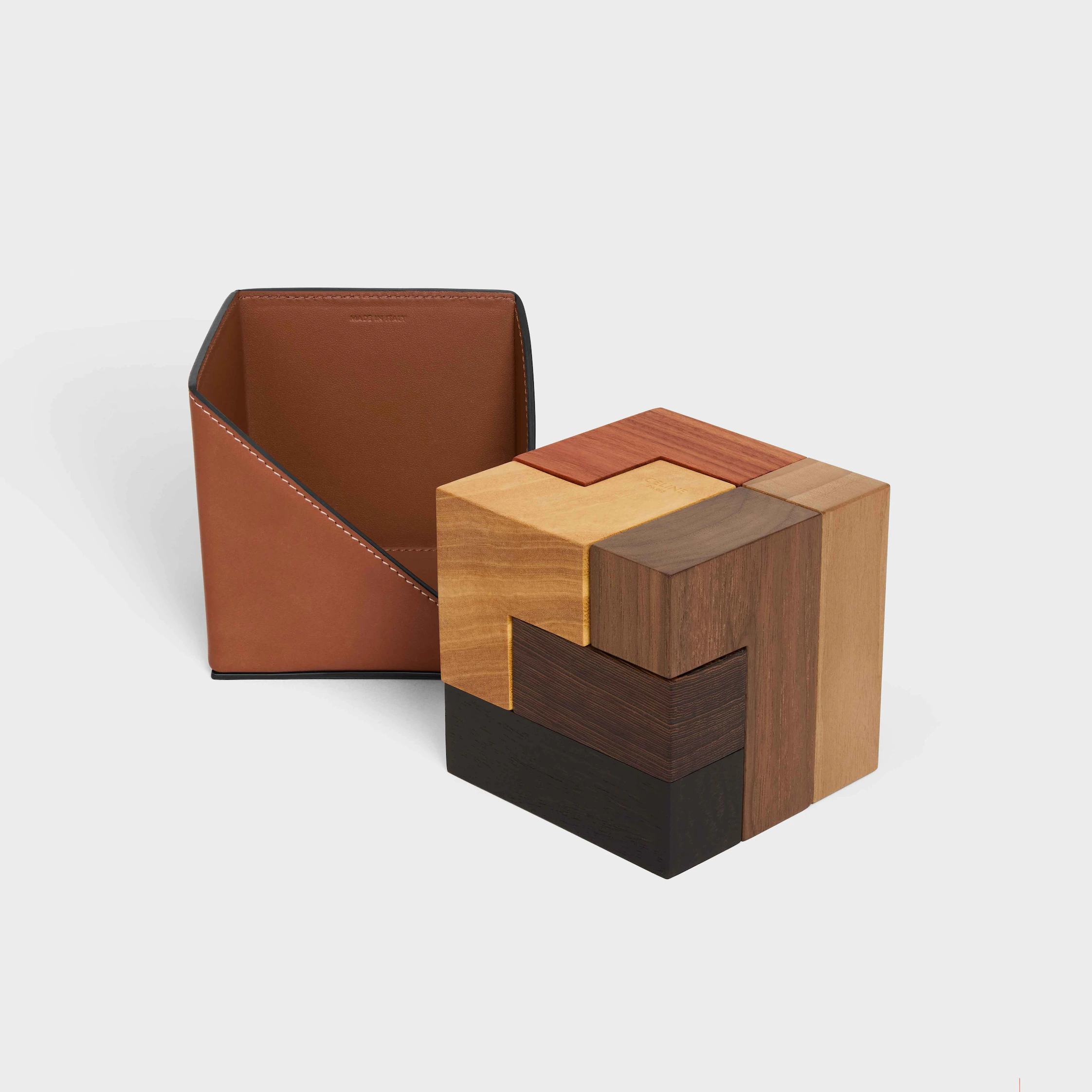 Cubo de quebra-cabeça em madeira e estojo de couro natural