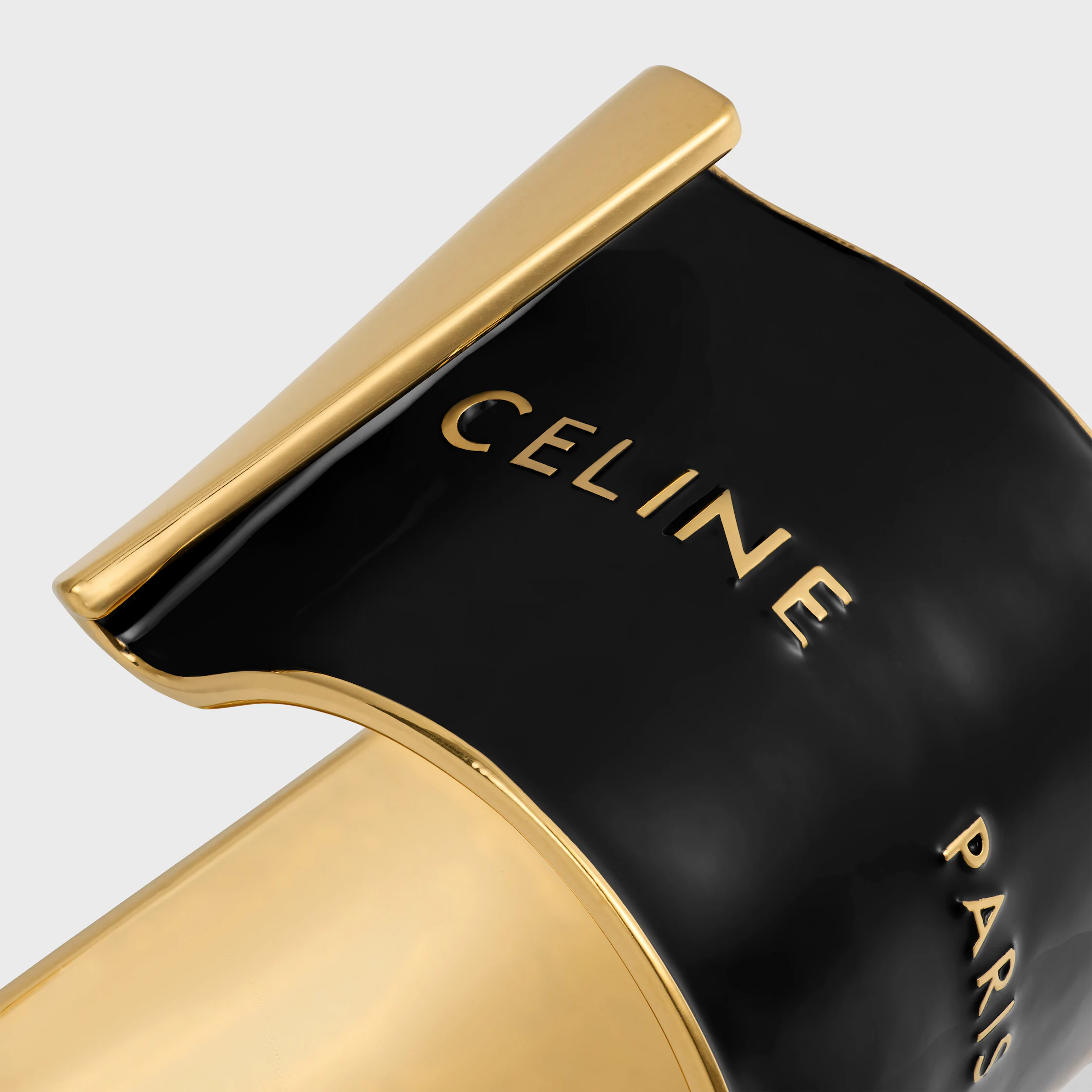 Pulseira Grande Celine com Fita em Esmalte e Latão com Acabamento Dourado