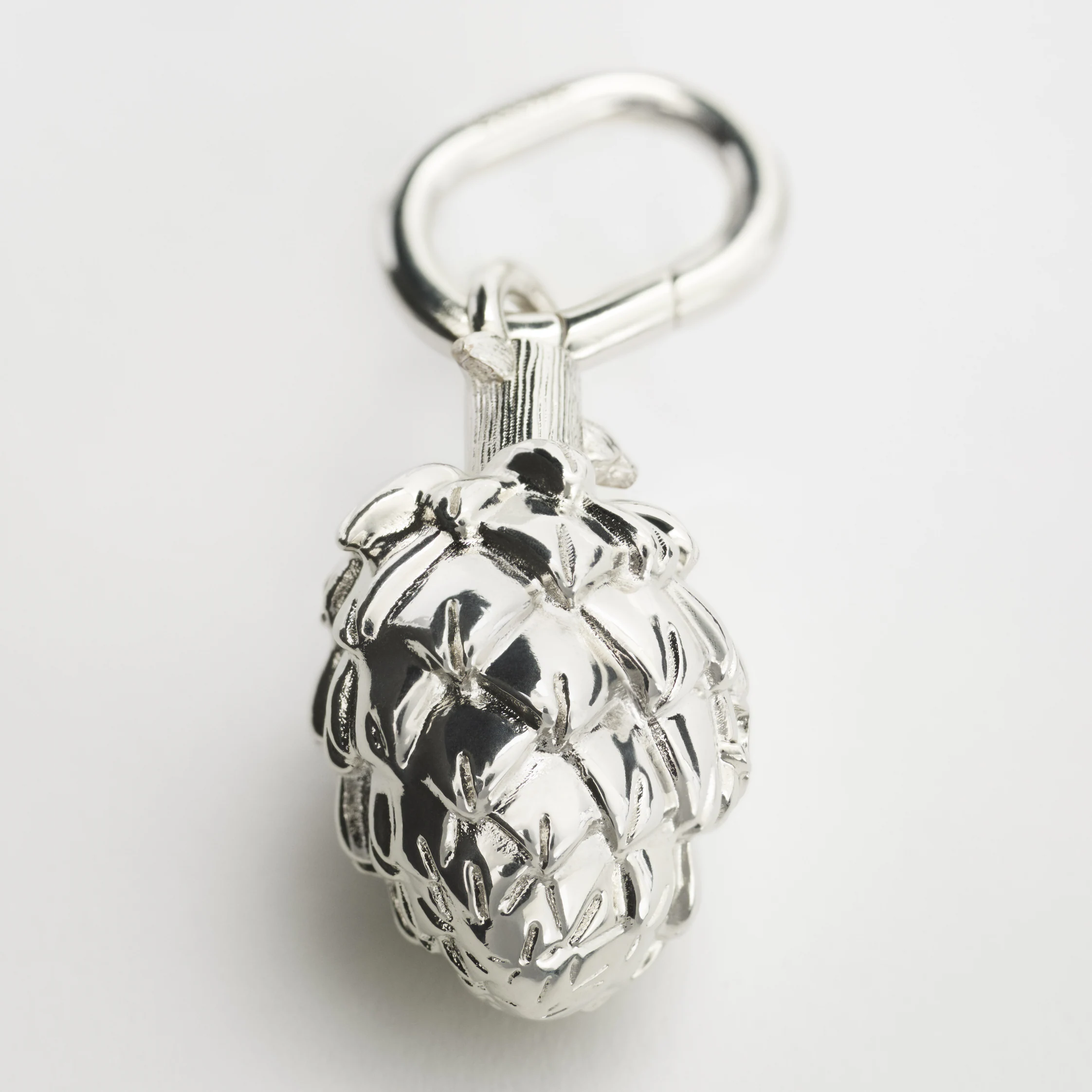 CHARM ARTICHOKE EM BRONZE COM ACABAMENTO RODIADO