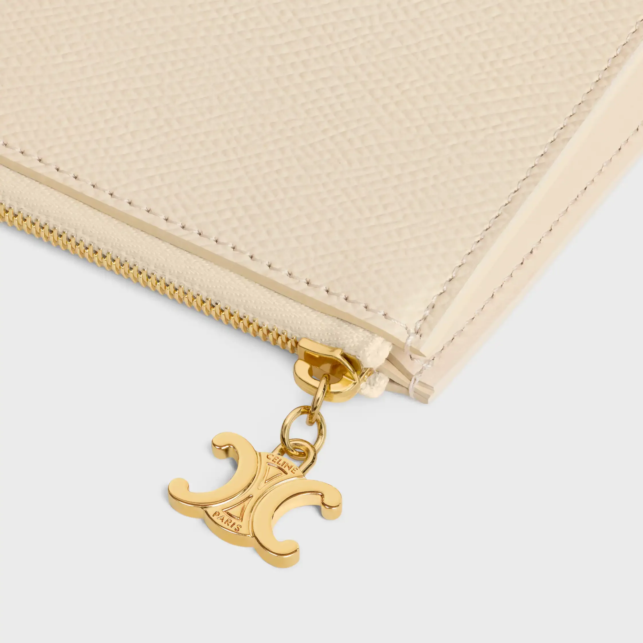 CONJUNTO DE TRÊS BOLSAS TRIOMPHE CHARMS EM TECIDO TRIOMPHE E COU GRANULADO