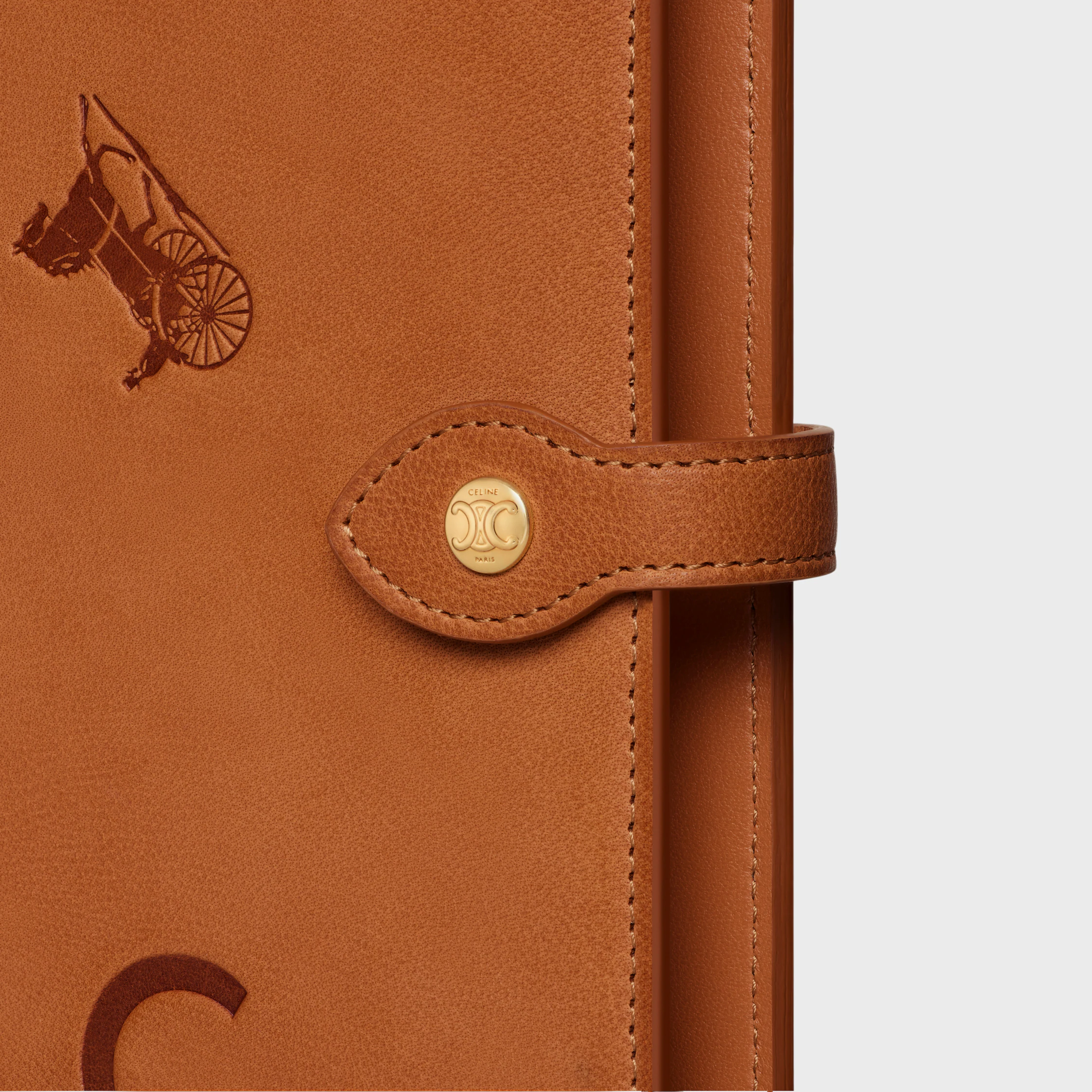 CAPA DE CADERNETA GRANDE COM BOLSA EM COURO DE VACADO NATURAL ESTAMPADO