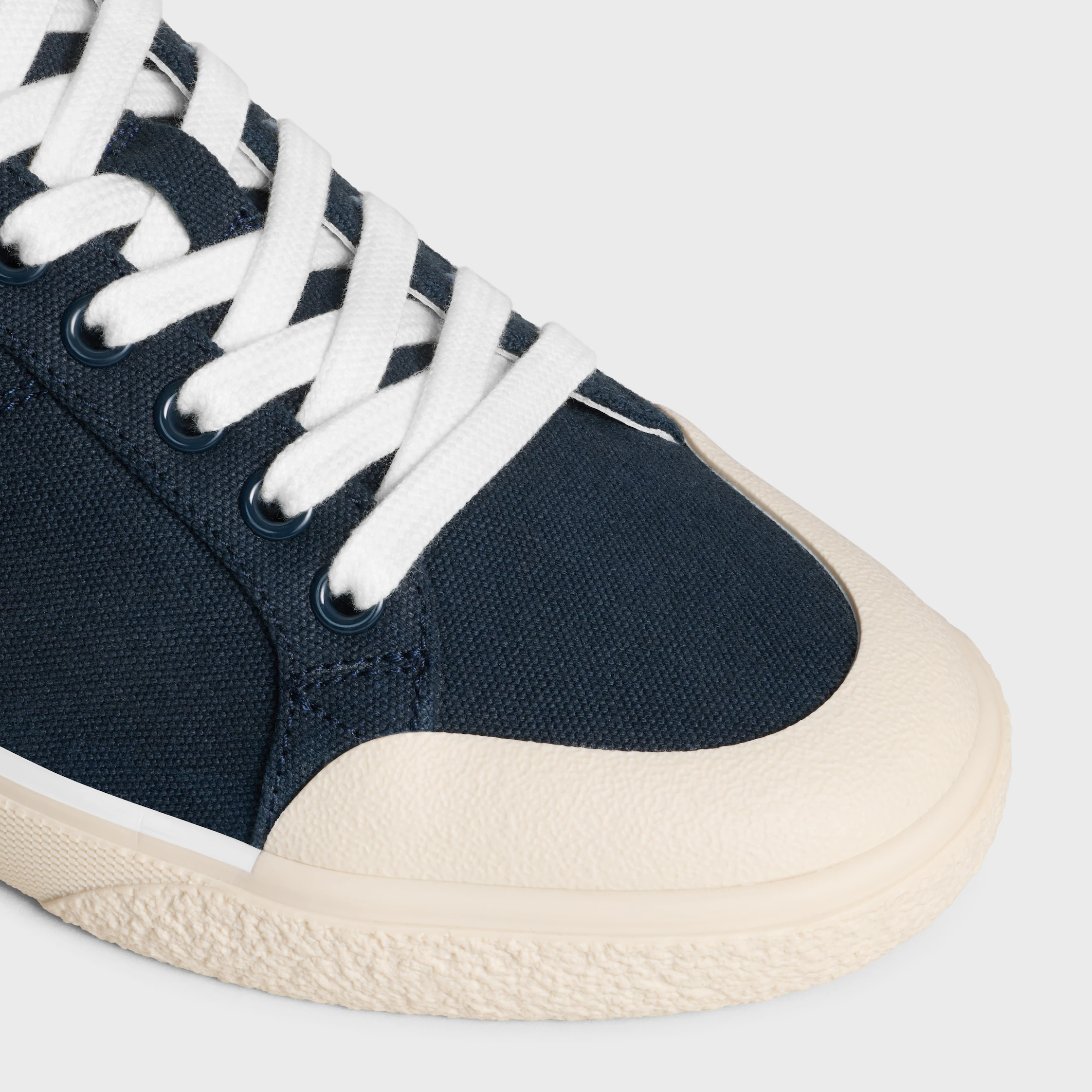 SNEAKER ALAN COM TRIOMPHE EM LONA