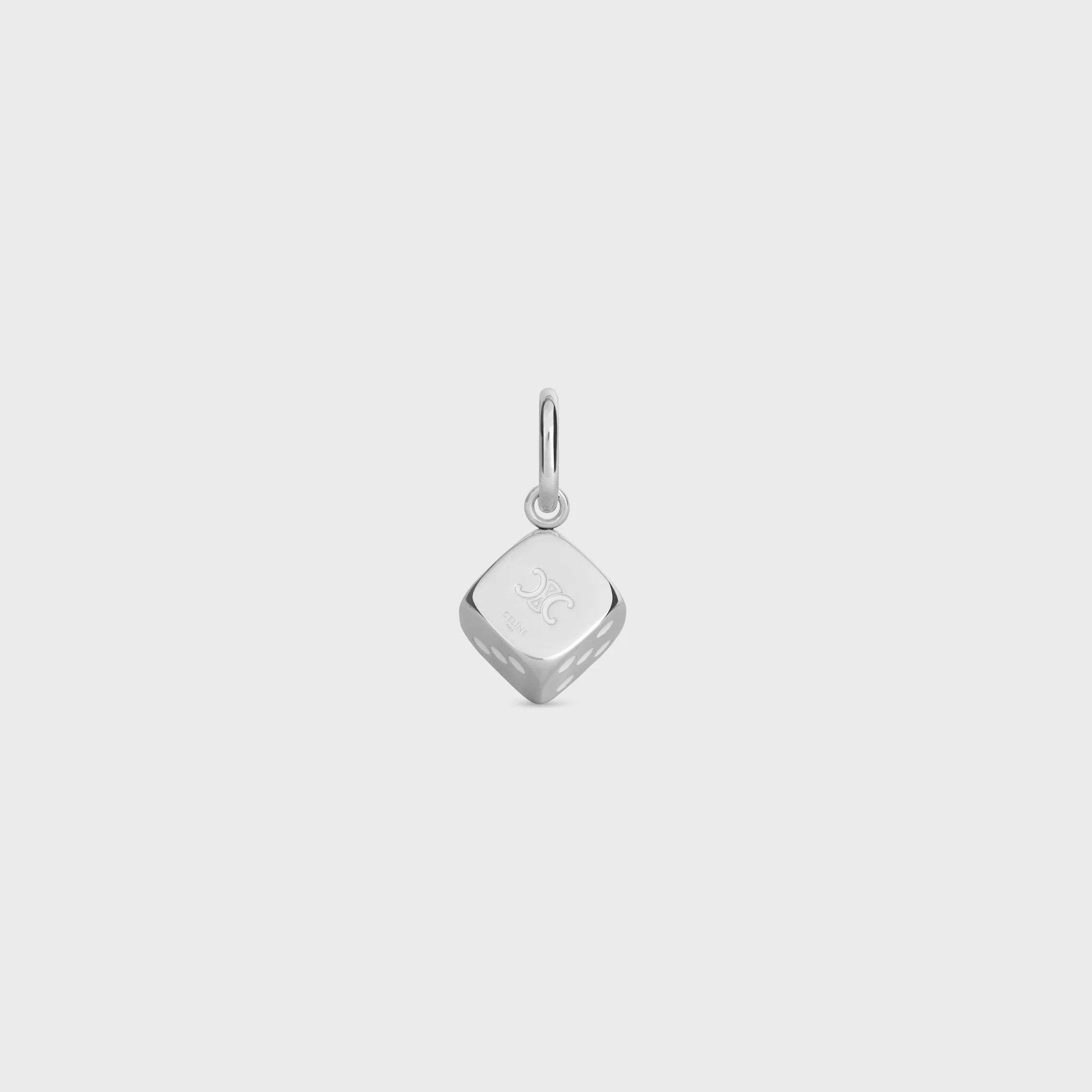 CHARM TRIOMPHE COM DADOS EM ESMALTE E ALUMÍNIO