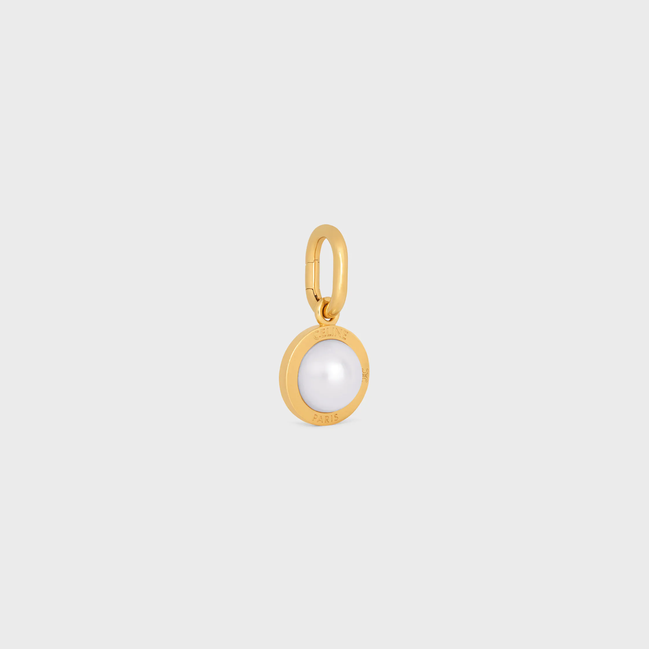 CHARM PÉROLA EM RESINA PÉROLA E LATÃO COM ACABAMENTO DOURADO