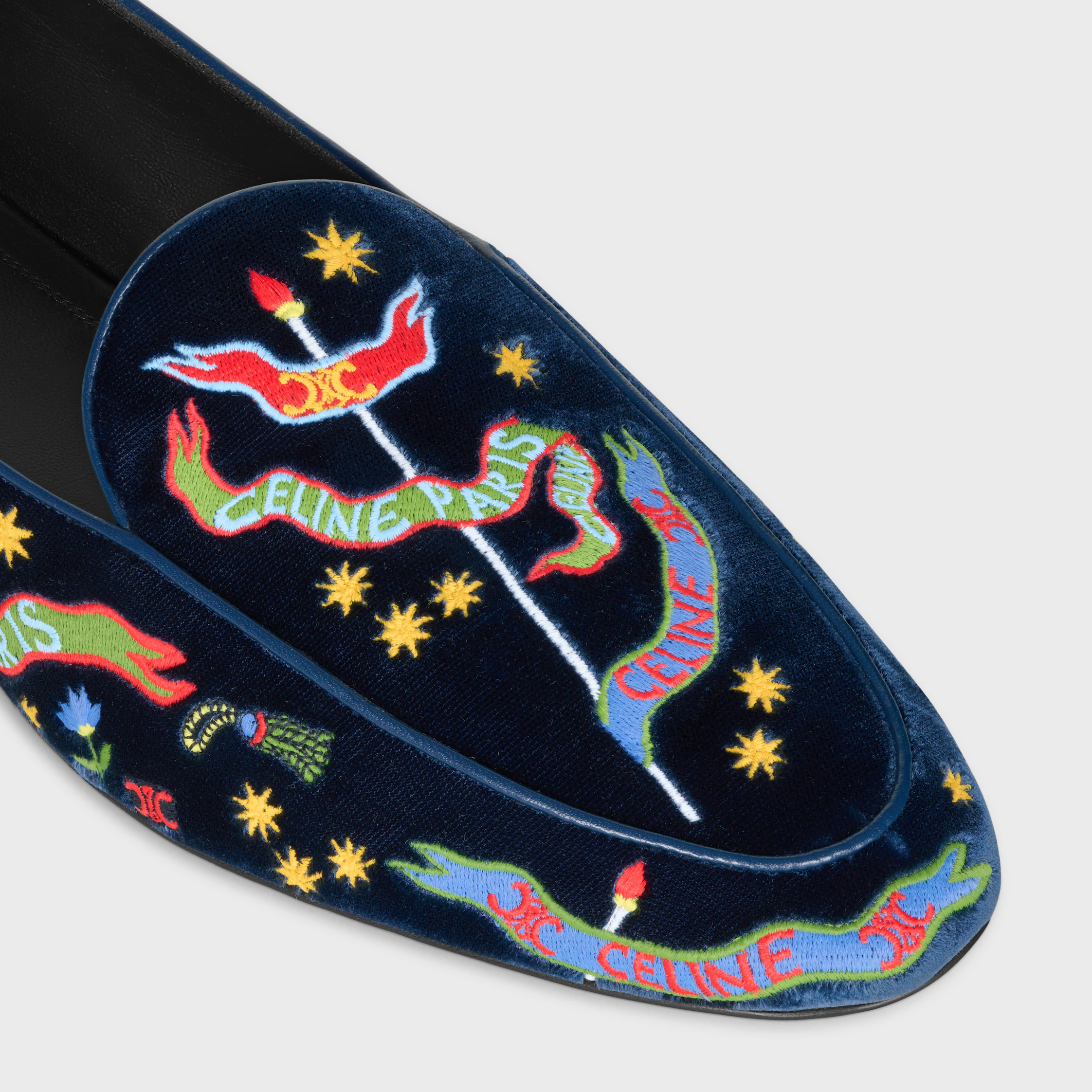 AURA LOAFER EM PANO DE VELUDO COM BORDADO COLLEGE