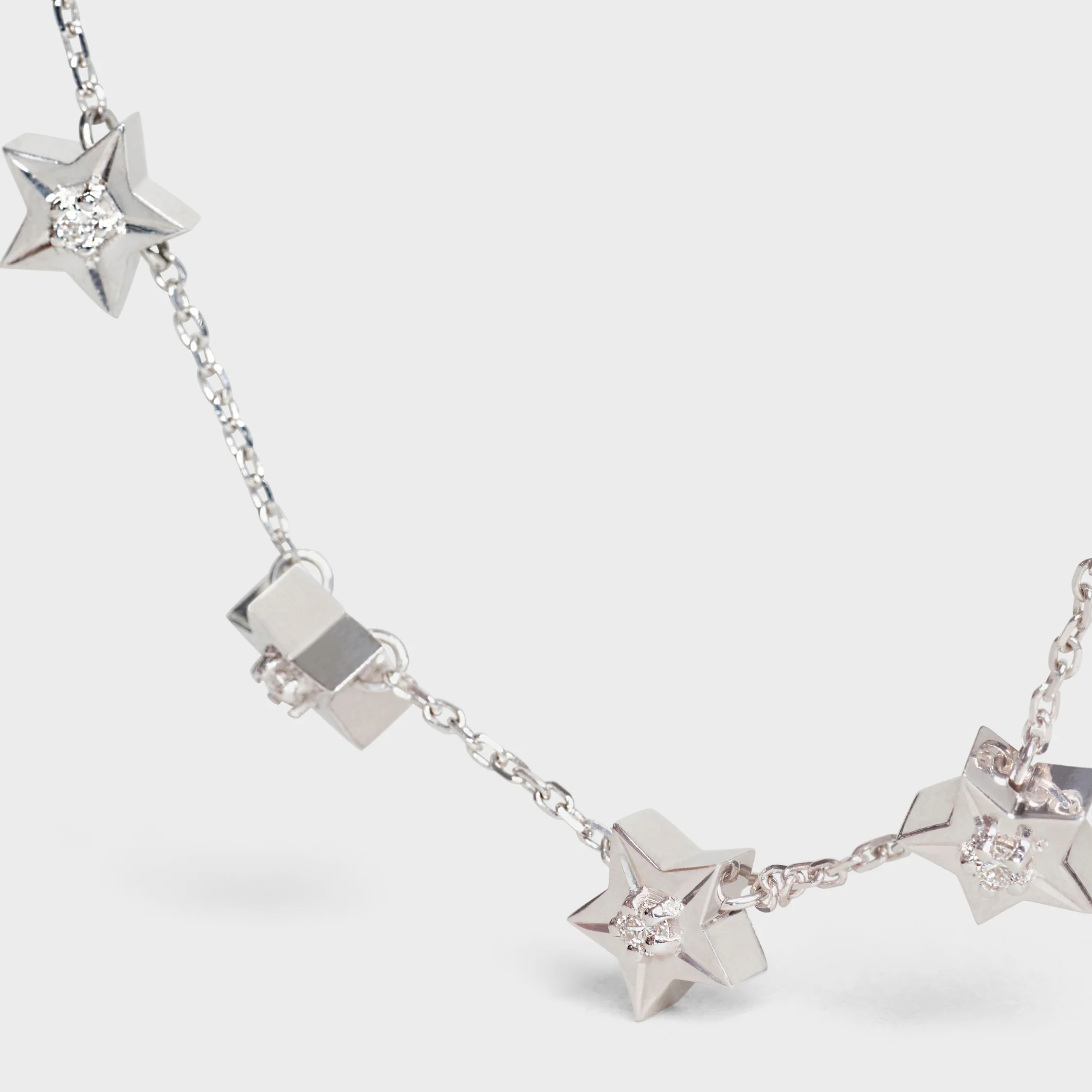 Pulseira Etoile Celine com Estrelas Múltiplas em Ouro Branco e Diamantes