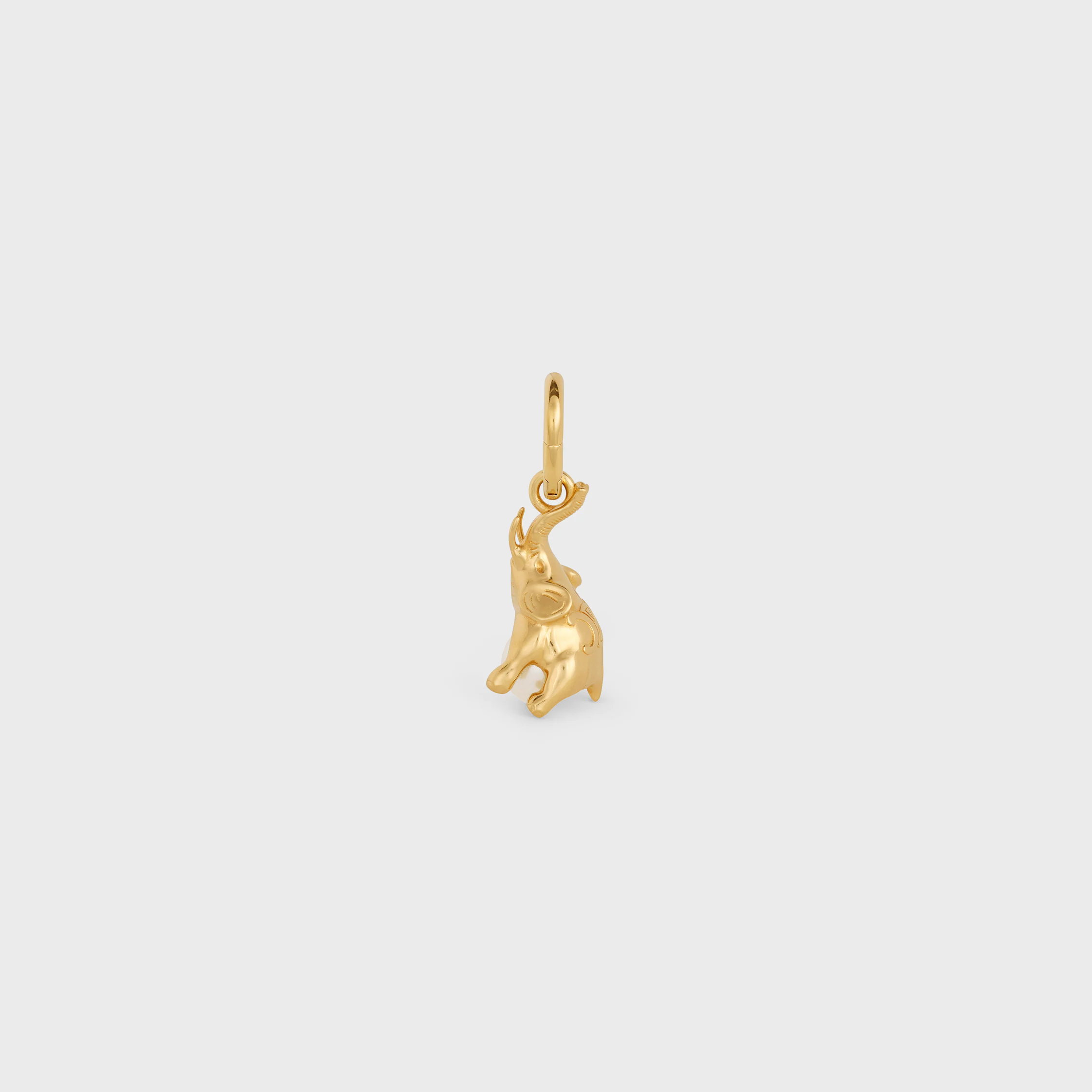 CHARM ELEFANTE EM PÉROLA EM LATÃO COM ACABAMENTO DOURADO E PÉROLA EM RESINA