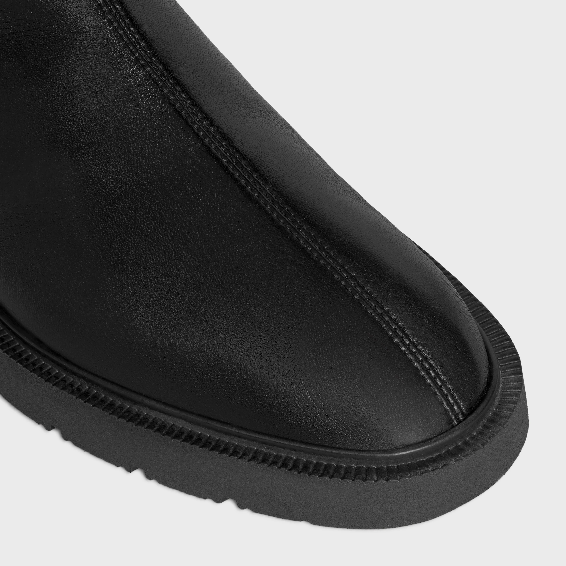 FLOW - BOTA EM PELE DE CORDEIRO ELÁSTICA