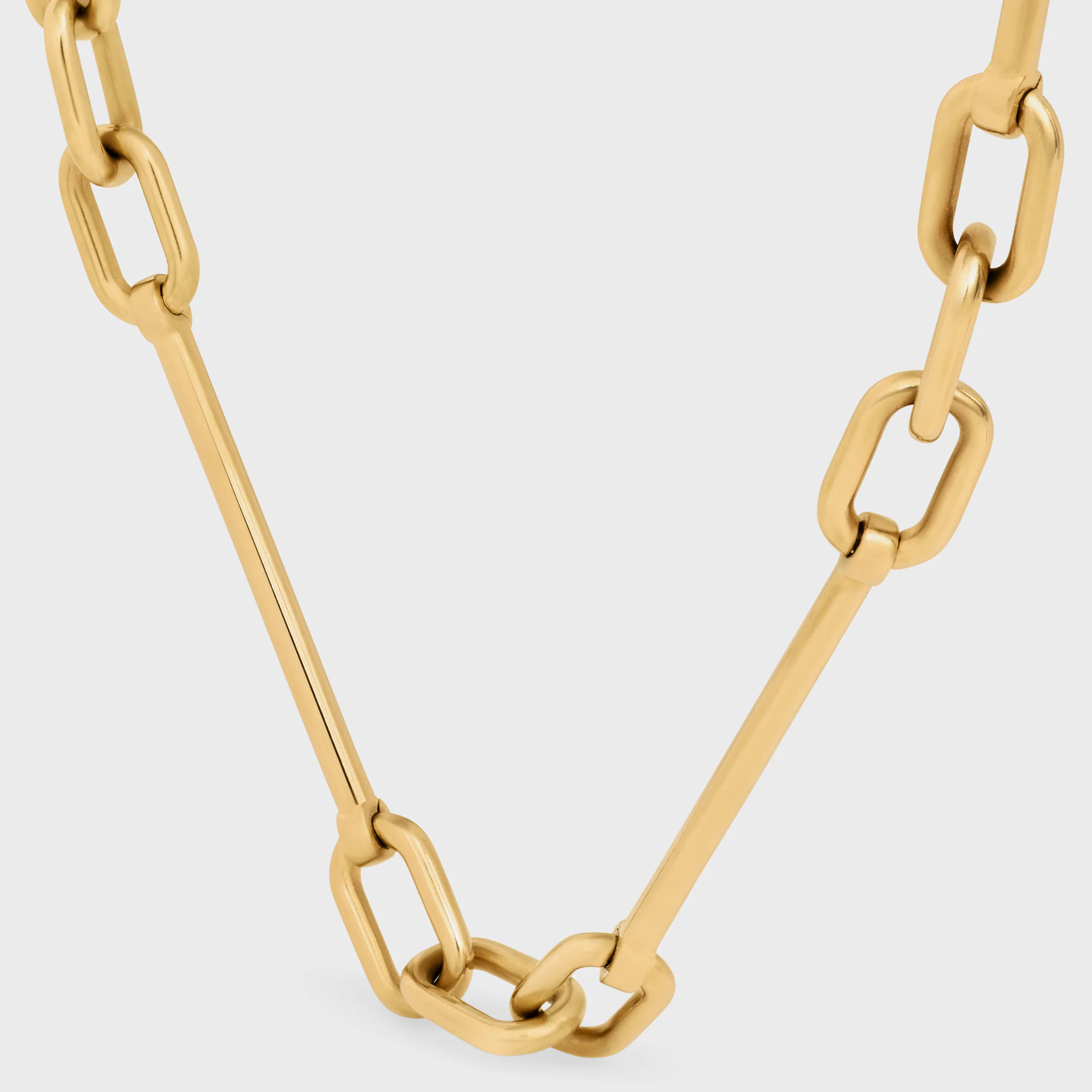 COLAR COM PENDENTES EM LATÃO COM ACABAMENTO DOURADO