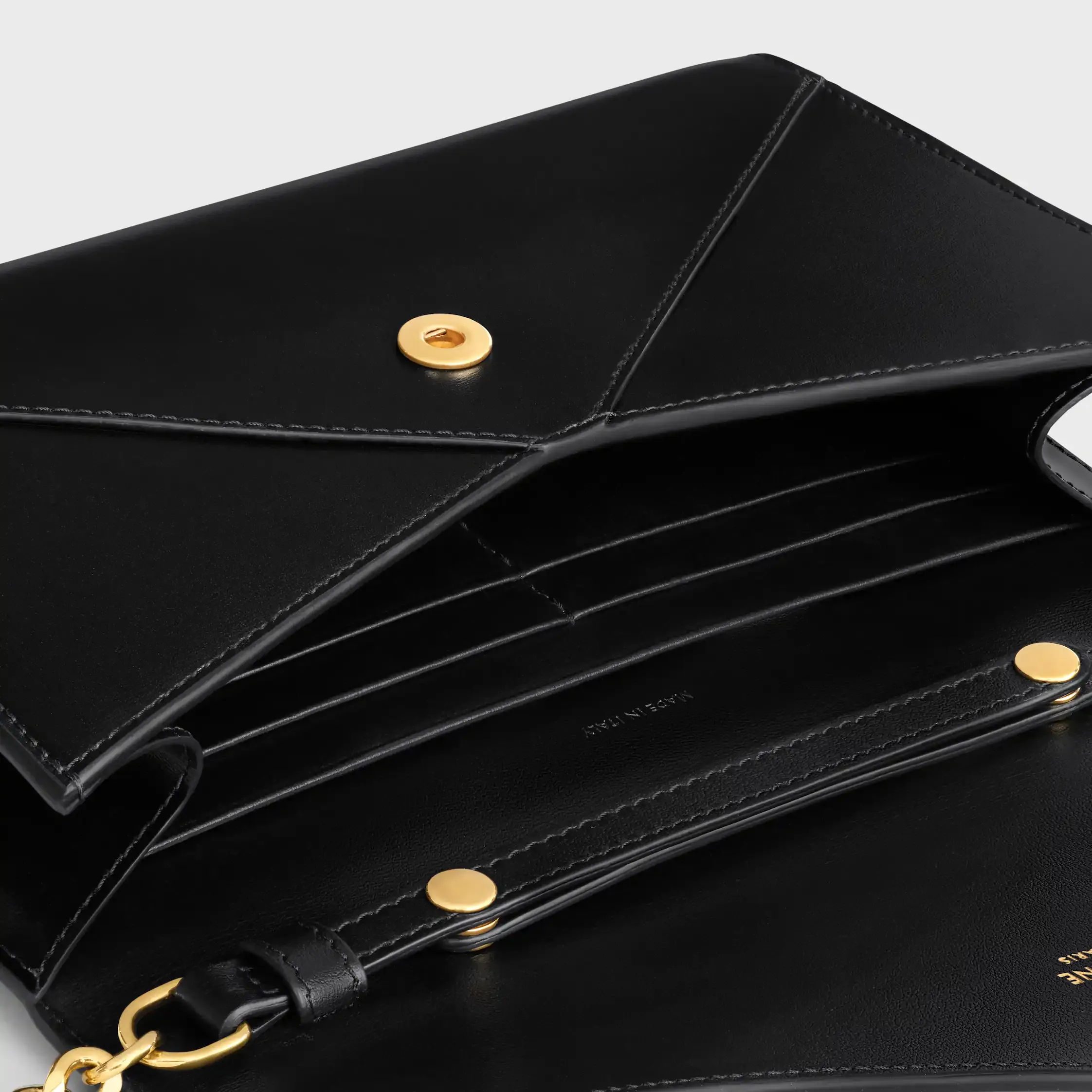 BOLSA-ENVELOPE COM CORREIA EM COURO DE VACA BRILHANTE