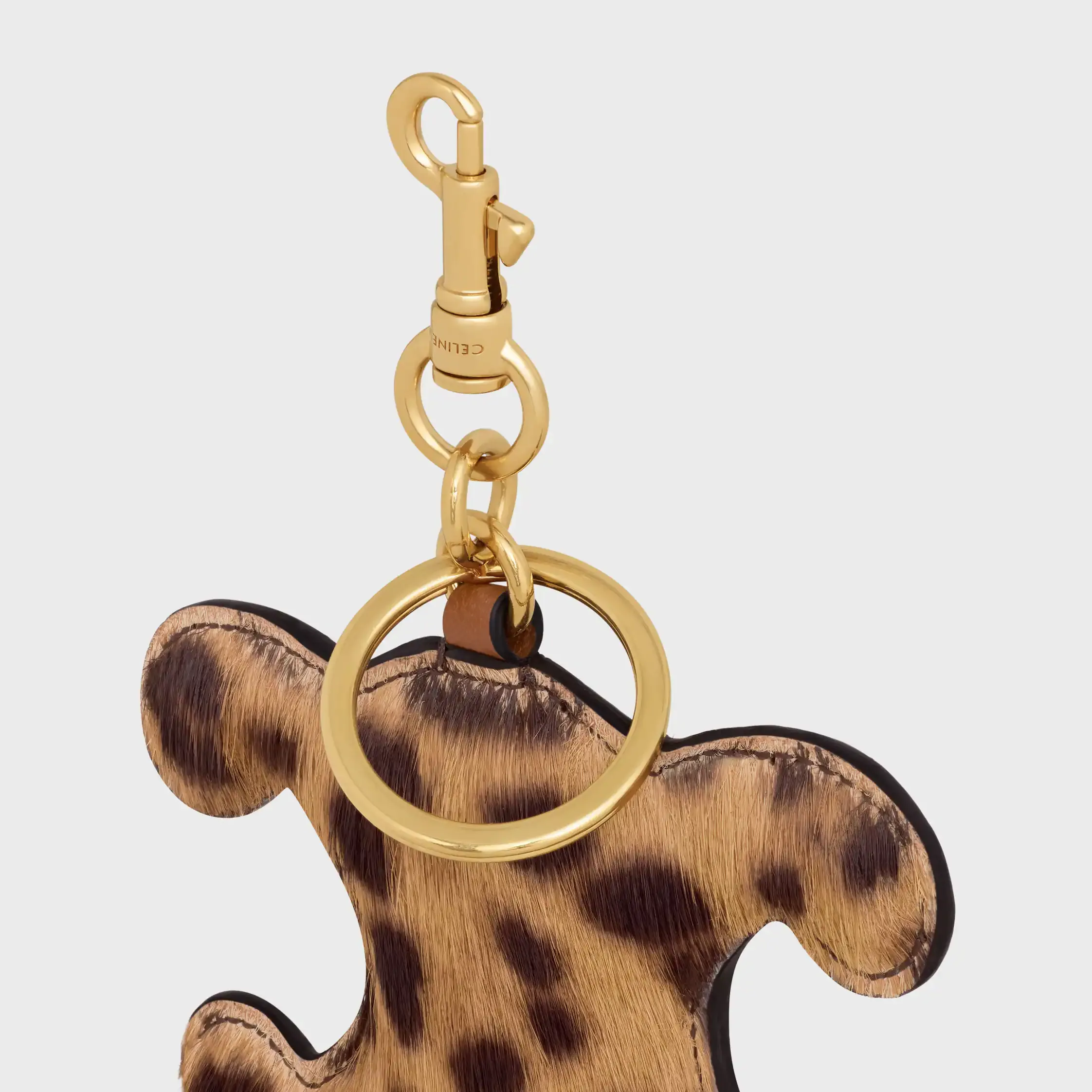 Chaveiro com pompom TRIOMPHE em PONY com estampa de leopardo e couro de bezerro