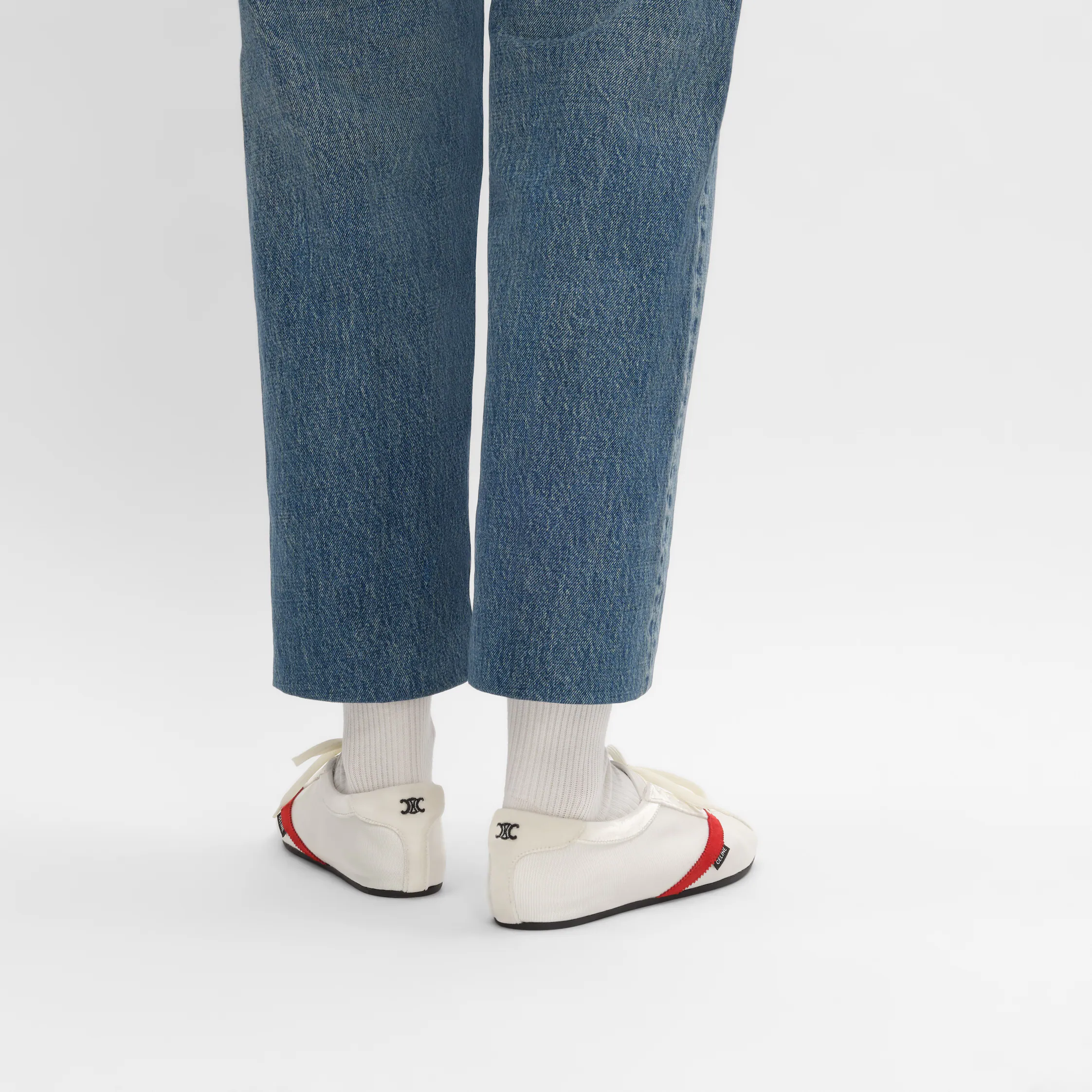 O SAPATO PLANO EM GROS GRAIN, VELUDO, SUEDE DE CABRA E CORDEIRO