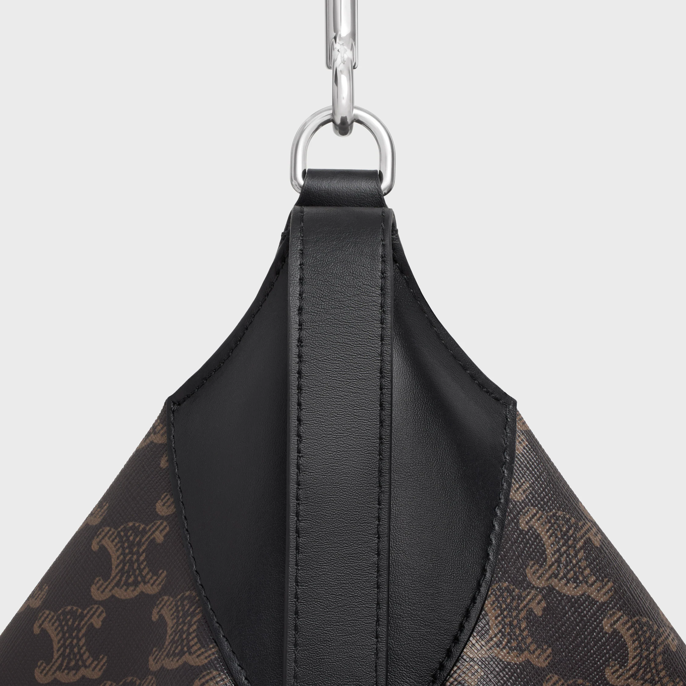 Bolsa grande Romy em tela Triomphe e couro de bezerro