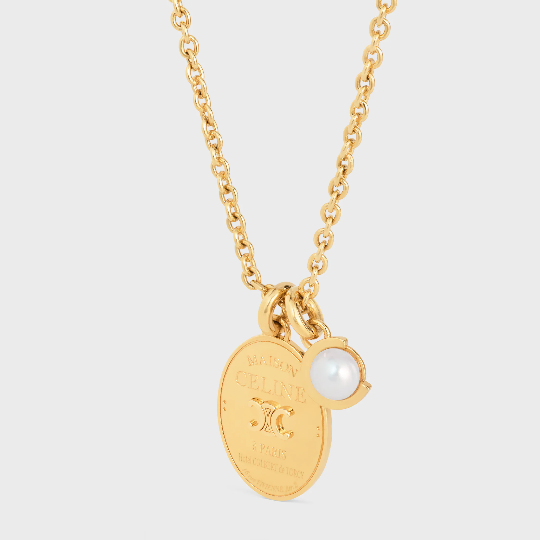 Les Perles Celine Medal Necklace em Pérola de Resina e Latão com Acabamento Dourado