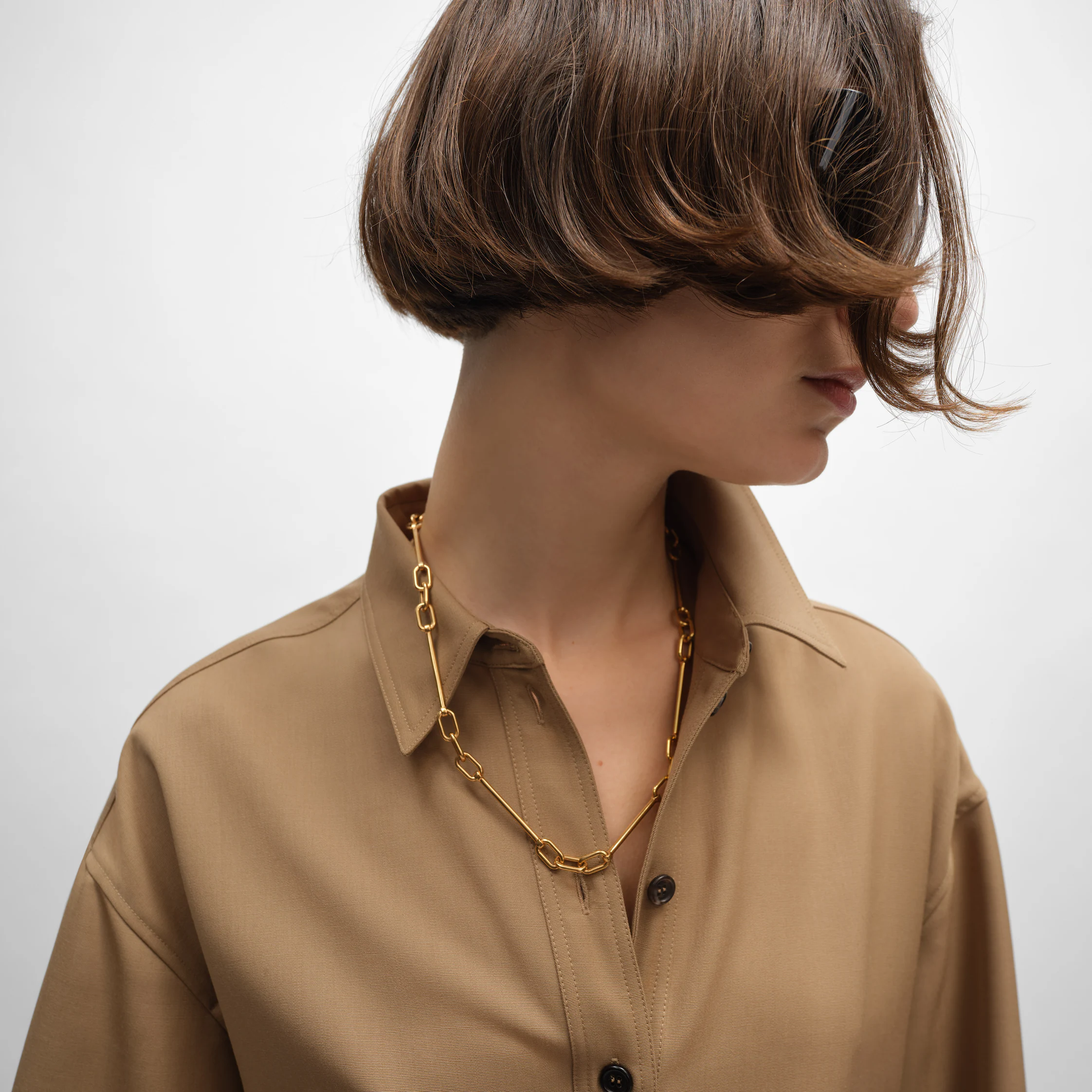 COLAR COM PENDENTES EM LATÃO COM ACABAMENTO DOURADO