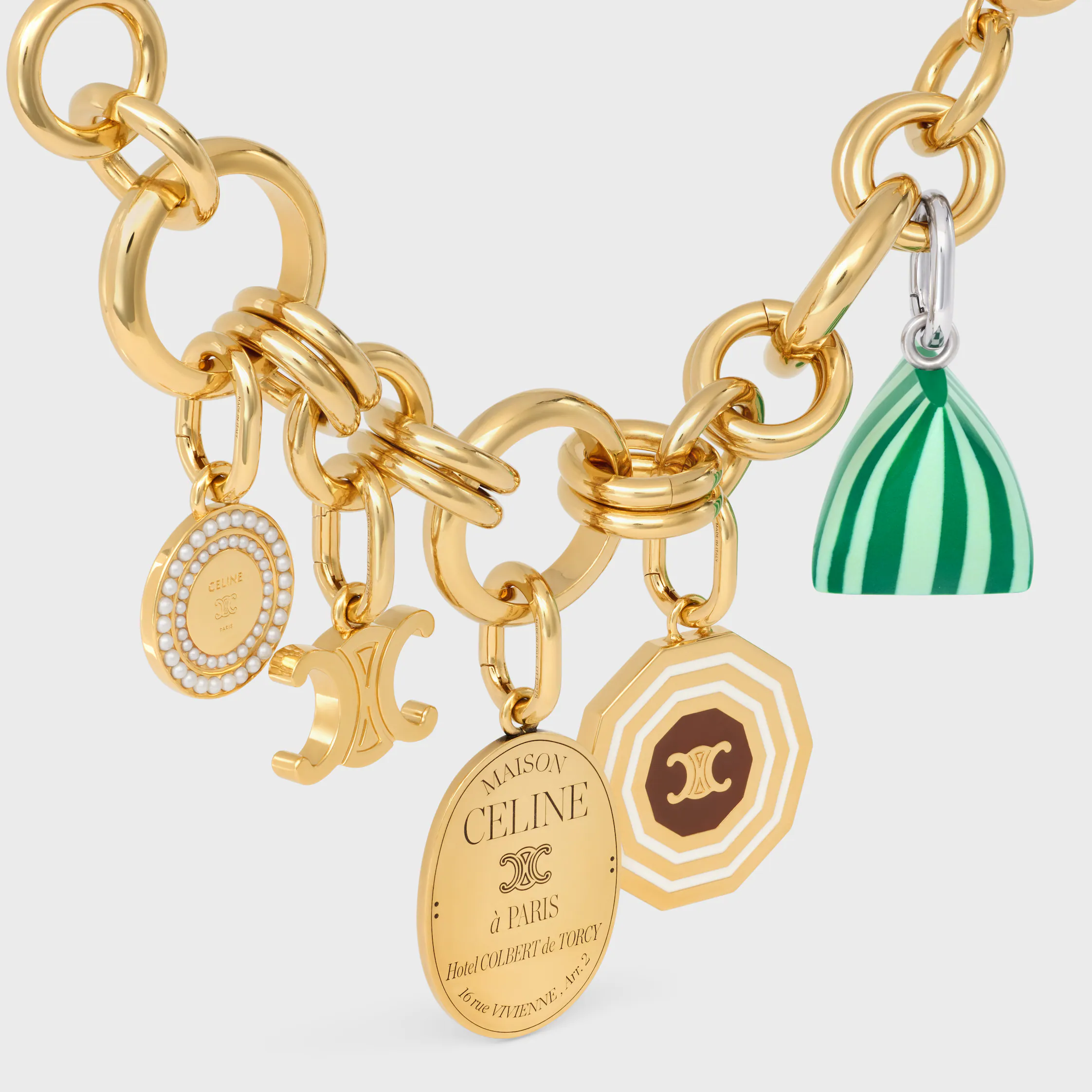 CHARMS DECÁGONO TRIOMPHE MEDAL EM ESMALTE E LATÃO COM ACABAMENTO DOURADO