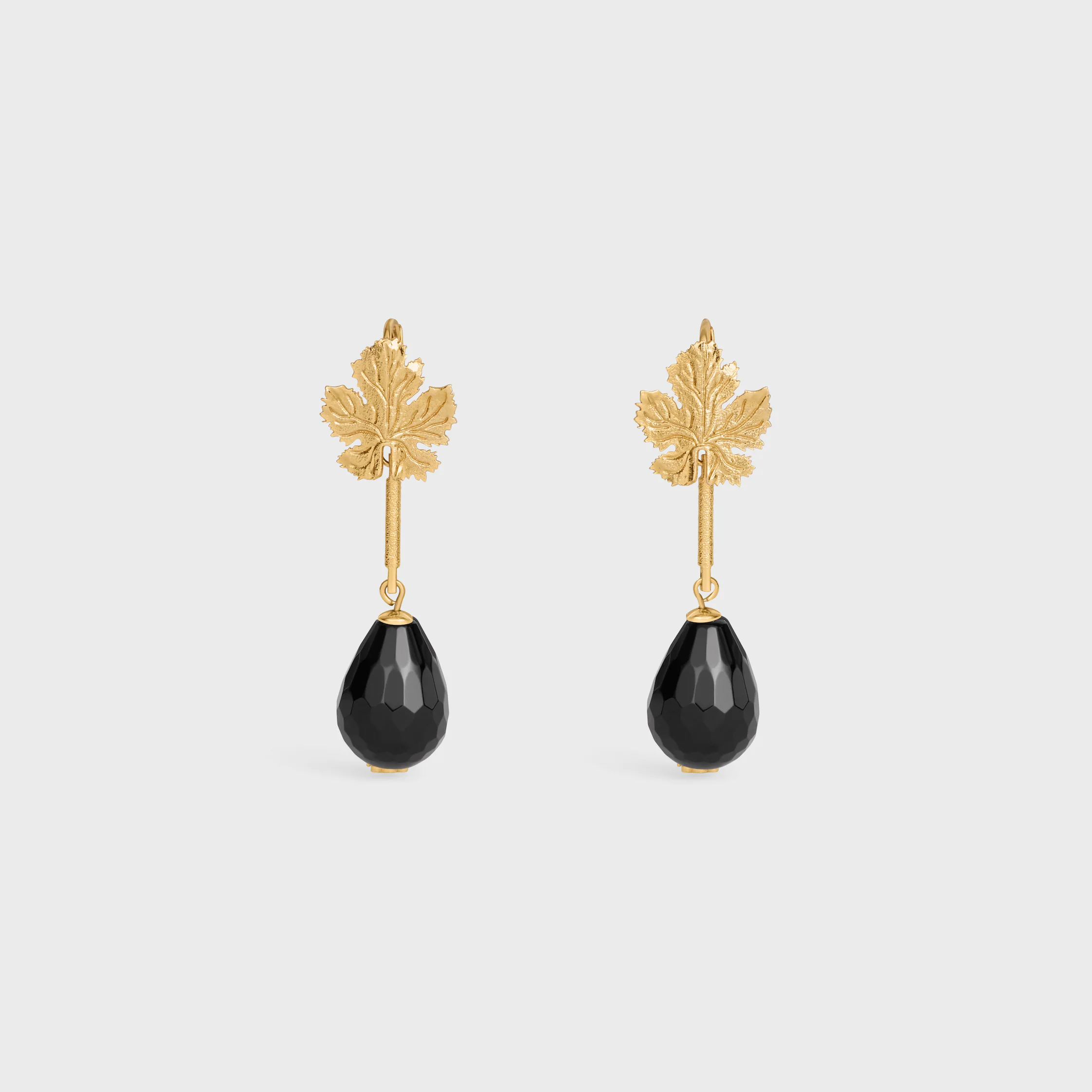Brincos Green Thumb com Folha em Ónix e Latão com Acabamento Dourado