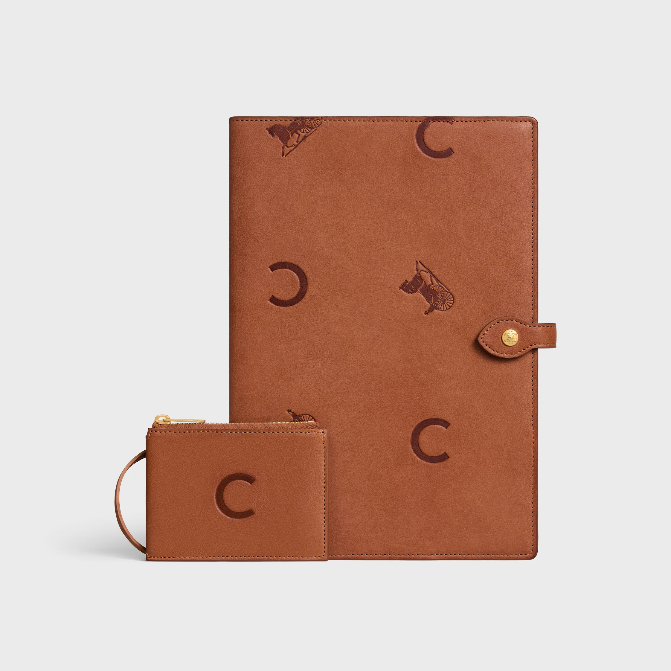 CAPA DE CADERNETA GRANDE COM BOLSA EM COURO DE VACADO NATURAL ESTAMPADO
